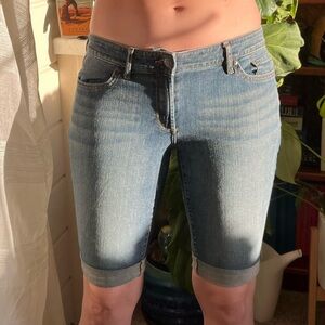 Eddie Bauer Slightly curvy Size 6 Bermuda Jean shorts

Inseam 11”